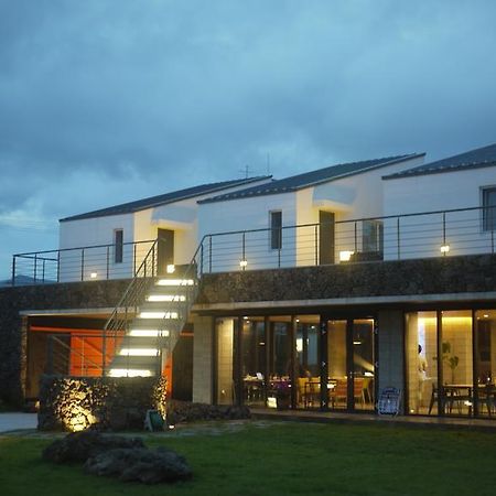 Eridu Cafe N Beds Hotel Сеогвипо Екстериор снимка