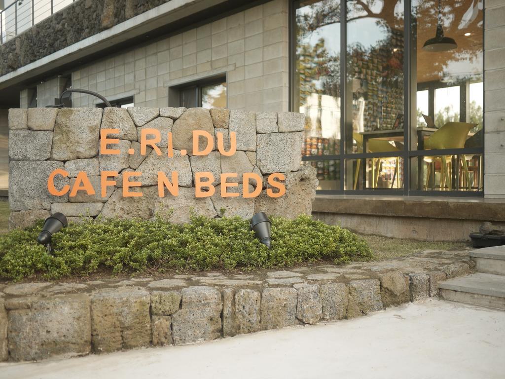 Eridu Cafe N Beds Hotel Сеогвипо Екстериор снимка
