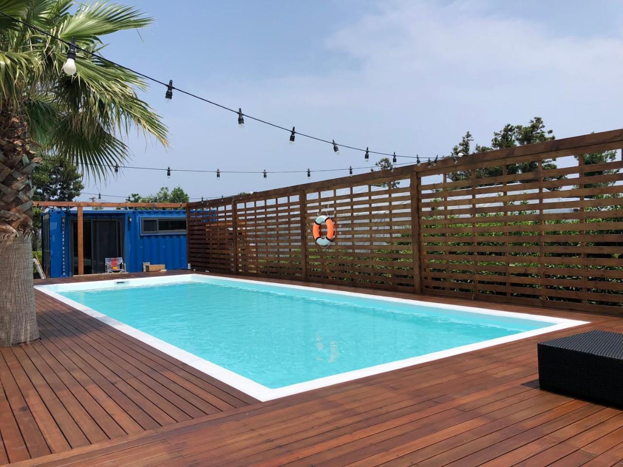 Eridu Cafe N Beds Hotel Сеогвипо Екстериор снимка