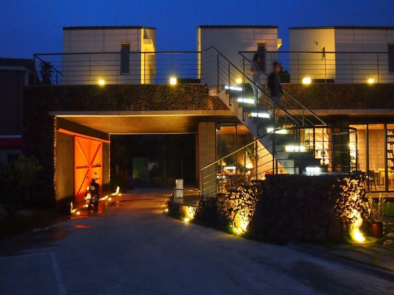 Eridu Cafe N Beds Hotel Сеогвипо Екстериор снимка