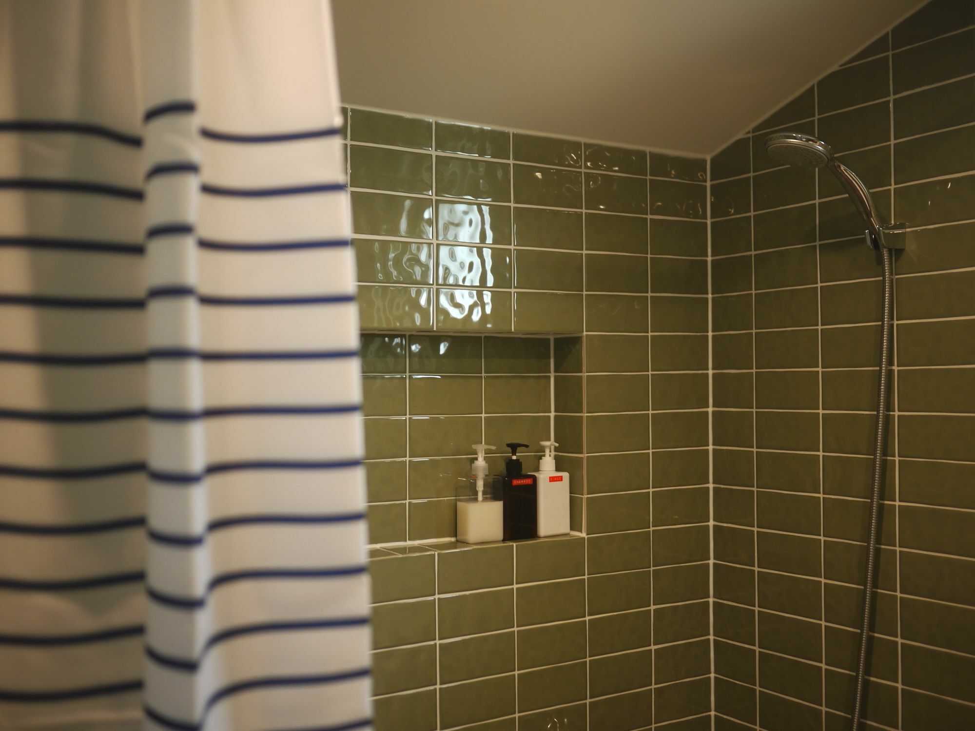 Eridu Cafe N Beds Hotel Сеогвипо Екстериор снимка