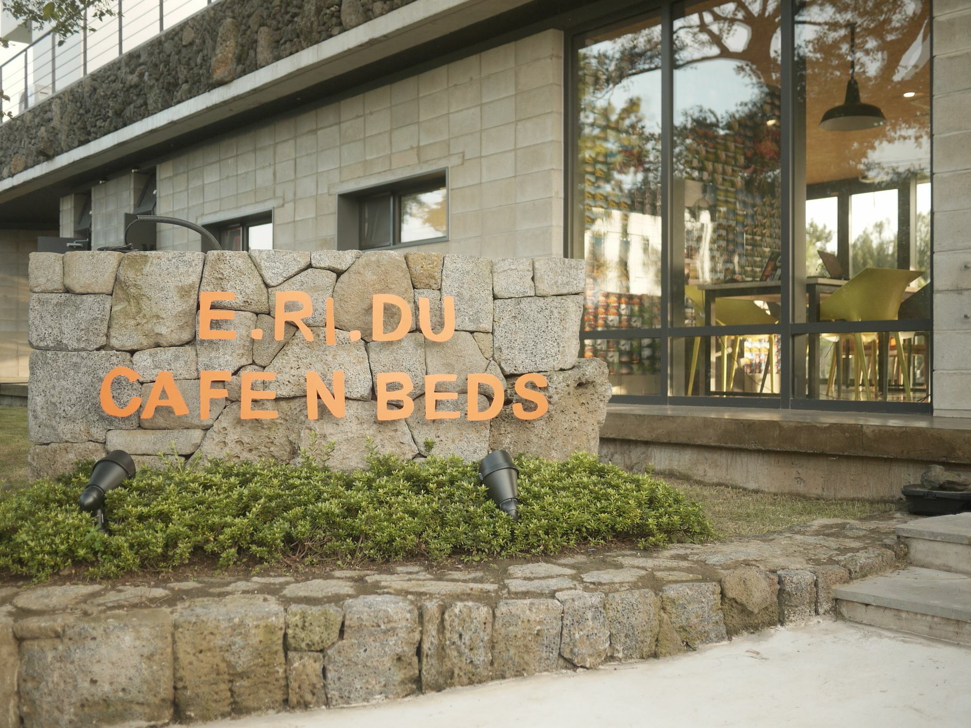 Eridu Cafe N Beds Hotel Сеогвипо Екстериор снимка
