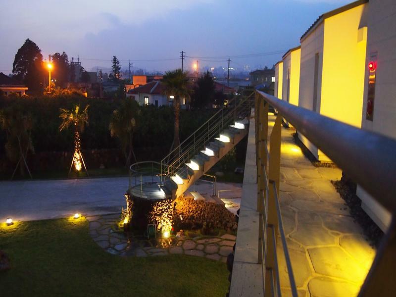 Eridu Cafe N Beds Hotel Сеогвипо Екстериор снимка